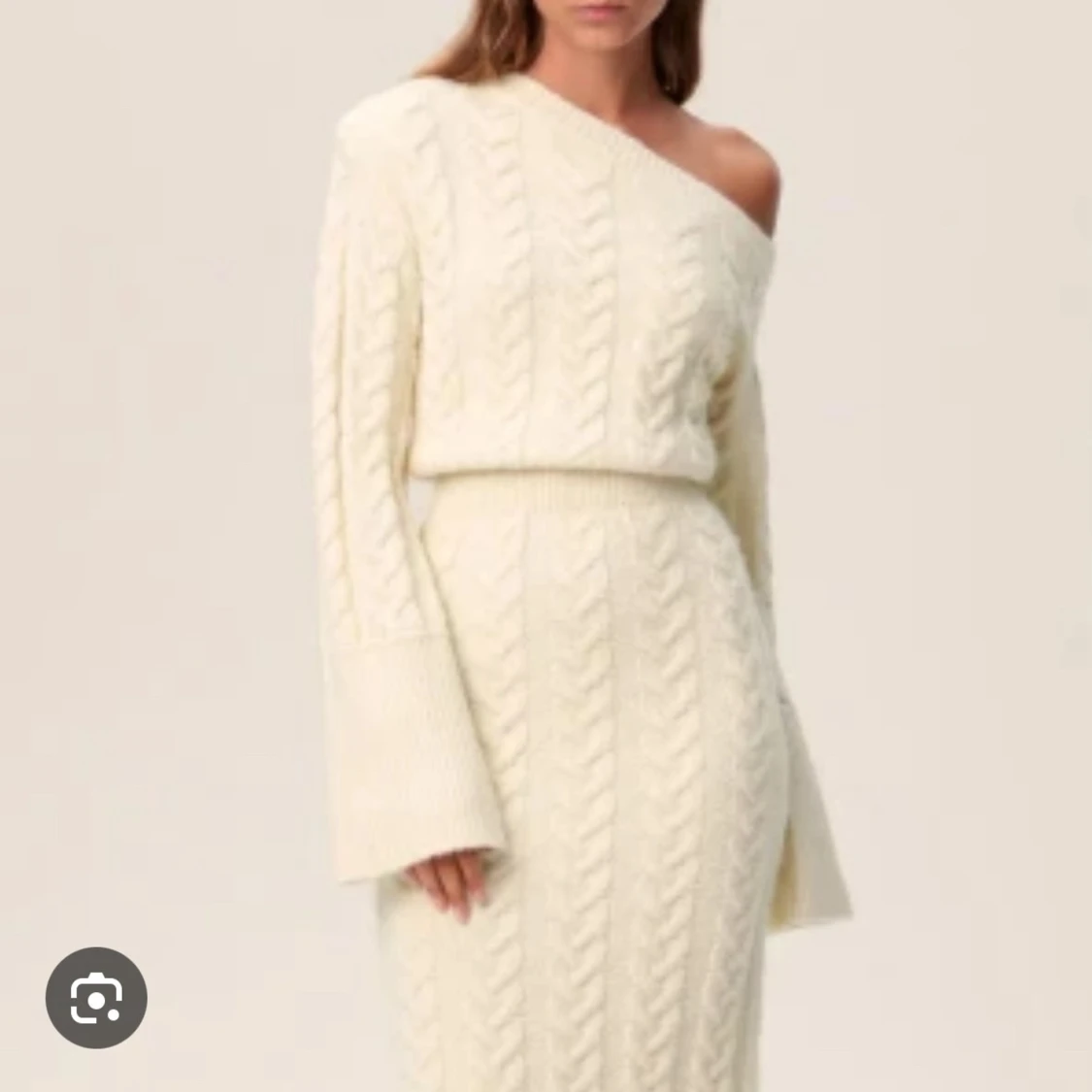 Stickad offshoulder klänning från Adoore - 3