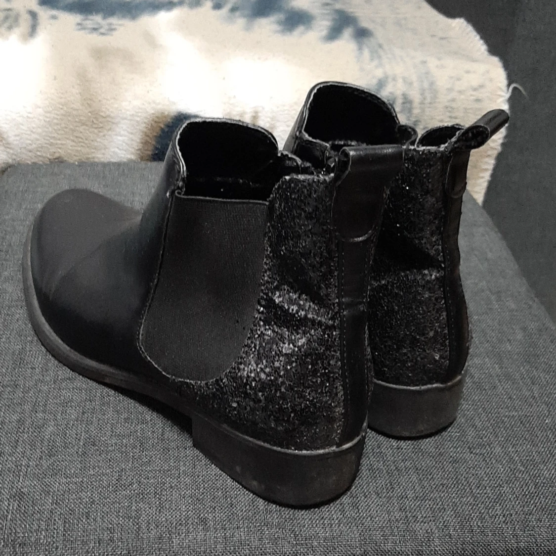 Svarta Chelsea boots med glitterdetalj - 1