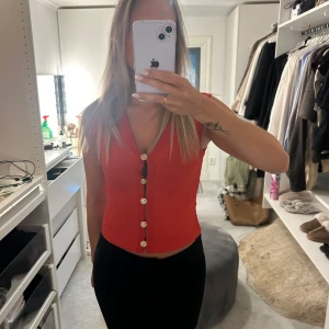 Röd topp - Säljer denna toppen från h&m som aldrig är använd❤️