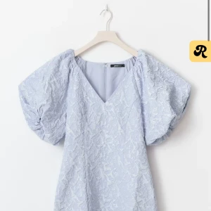 Ljusblå brokadklänning från Gina Tricot - Slutsåld klänning från gina. Helt oandvänd med plasten på. 