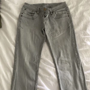 Grå bootcut jeans W27 L30 - Snygga ljusgrå bootcut jeans från ltb. Jeansen har normal passform. Snygga och trendiga jeans! Säljer då dom inte kommer till användning!! (uppsprättade längst ner ca 2-3 cm längre) !!💞