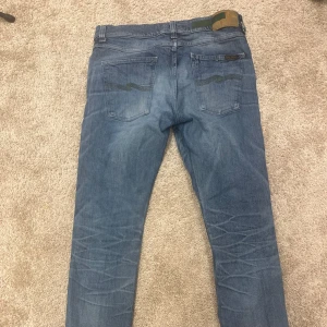 Nudie Jeans Lean Dean  - Snygga Limited edition (förmodligen) | Unik gröna detaljer som nudie inte har på deras andra byxor