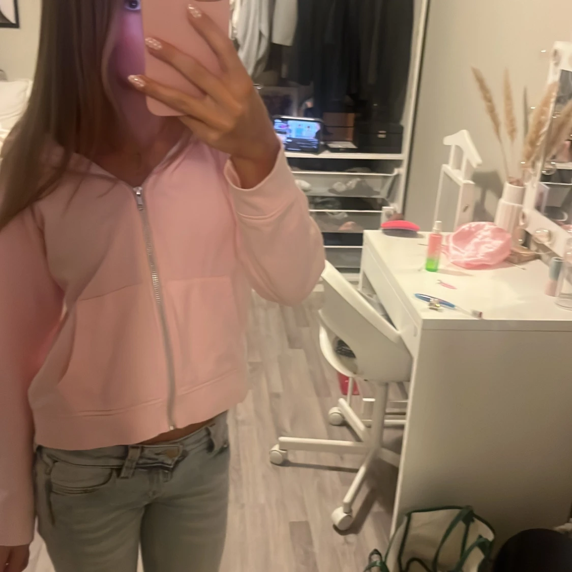 Ljusrosa hoodie med dragkedja