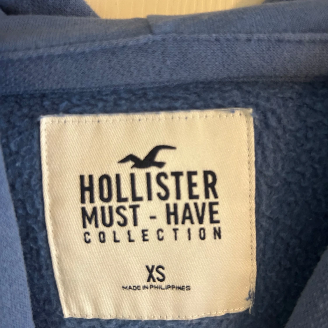 Blå hoodie från Hollister - 2