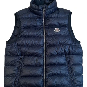 Moncler  - Moncler Väst. Storlek 3. Skick 9/10 som ny, pris 2890kr finns att köpa på våran hemsida, Fashionels.com