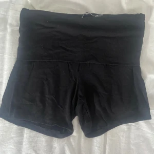 Svarta low Waits yoga shorts - Svarta low Waits yoga shorts, super sköna, lagom långa, leggings som sytts om till shorts, använda cirka 15-20 gånger 