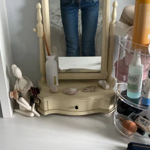 (INTRESSEKOLL)Blå bootcut jeans från Gina Tricot - Snygga blå jeans från Gina Tricot i klassisk bootcut-modell. Jeansen har normal passform, fem fickor och stängs med knapp. Tillverkade i jeansmaterial med lätt tvättad look. Perfekta för dig som gillar en tidlös och trendig stil.⚠️intressekoll⚠️