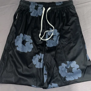 Denim tears shorts  - Hej säljer en helt ny denim tears shorts vid fundering om shortsen skicka till mig… svarar inom 10 min 
