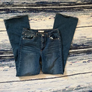Levis jeans. - Mörkblå Levis jeans. Midwaist, men ändå låga. Flare. Nyskick. Köpta från KIDS BRANDSTORE. Storlek: XXS eller XS. Pris är diskuterbart och hör av dig om det är något.