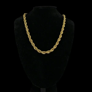 Cordell Halsband - 8mm Guld - Information:  Material: 316L kirurgiskt rostfritt stål med hållbar guldplätering av äkta 18K guld Design: Klassiskt Cordell halsband Lås: Säker och elegant låsmekanism. Våra Cordell-halsband är tillverkade av högkvalitativt 316L kirurgiskt rostfritt stål, vilket ger en enastående hållbarhet och motståndskraft mot svett, dusch och bad. Halsbandet är pläterat i Äkta 18K guld, vilket garanterar en långvarig och strålande guldglans. Designat för att vara allergisäkert