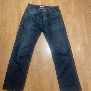 Mörkblå jeans från Tommy Hilfiger - Snygga mörkblå jeans från Tommy Hilfiger med rak passform, använt fåtal gånger, w33 l32, skriv för mått etc.