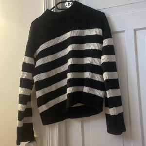 Randig svartvit stickad tröja BikBok - Fin randig stickad tröja, från bil bok. Använd få gånger.
