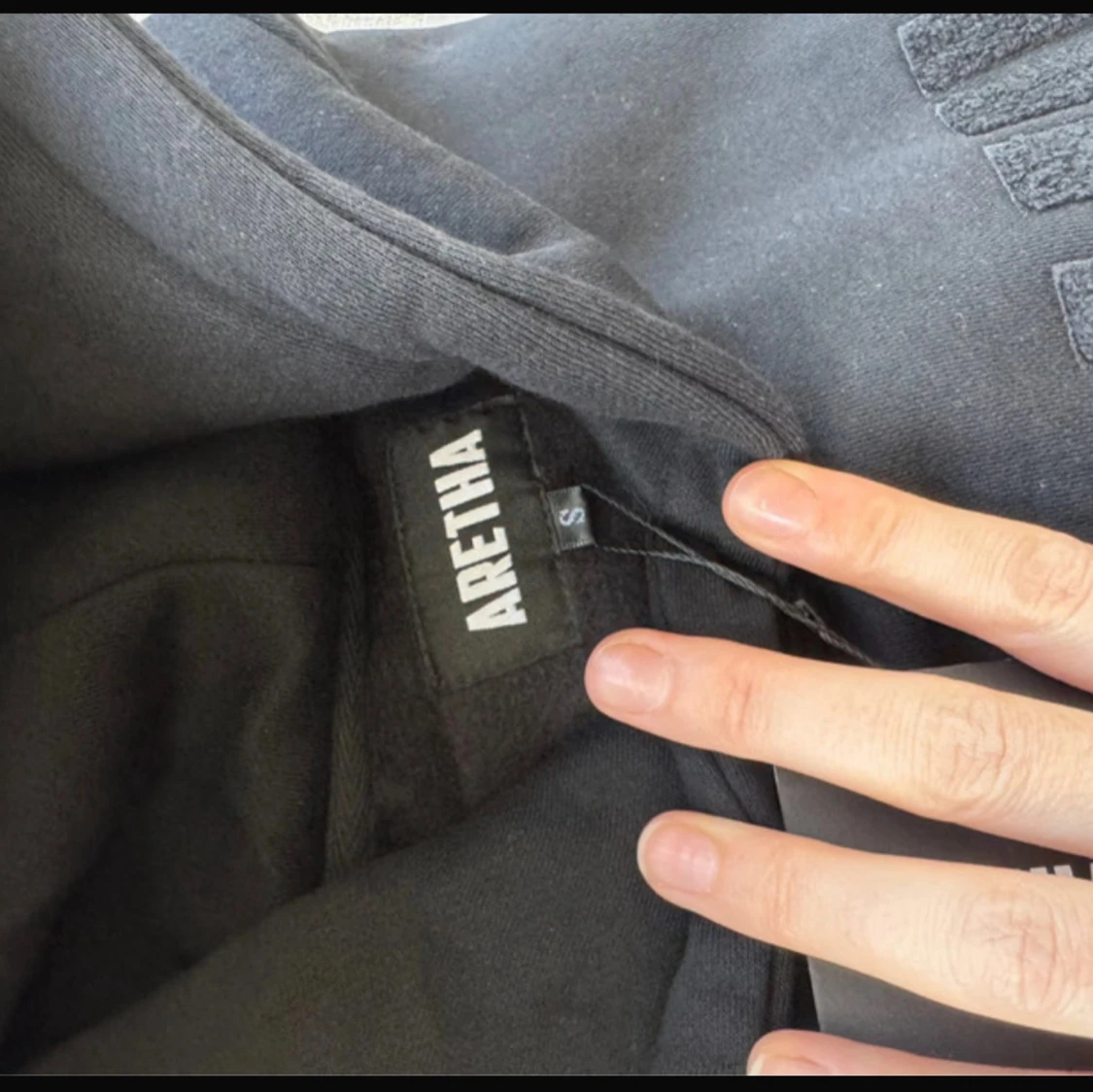 Svart hoodie från Aretha med brodyrHelt ny i förpackning strl small Luv tröja med snygg lurviga logga Aretha 44cm bredd axelLängd ca 70 cm (Har en i medium också i en annan annons) - 3