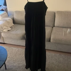 Svart långklänning från H&M - Svart lång klänning, från hm. Använd få gånger.