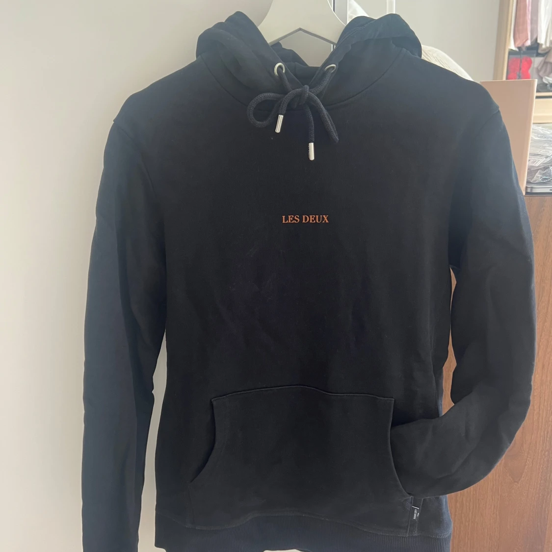 Svart hoodie från Les Deux - 1