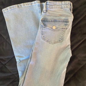 Ljusblå jeansbyxor XXS short - Säljer ett par ljusblå jeansbyxor i storlek XXS short. Klassisk femficksmodell med snygga kontrastsömmar och en ficka med lock bak. Perfekta för dig som gillar en enkel och clean look. Materialet är mjukt jeans och passformen är bootcut 