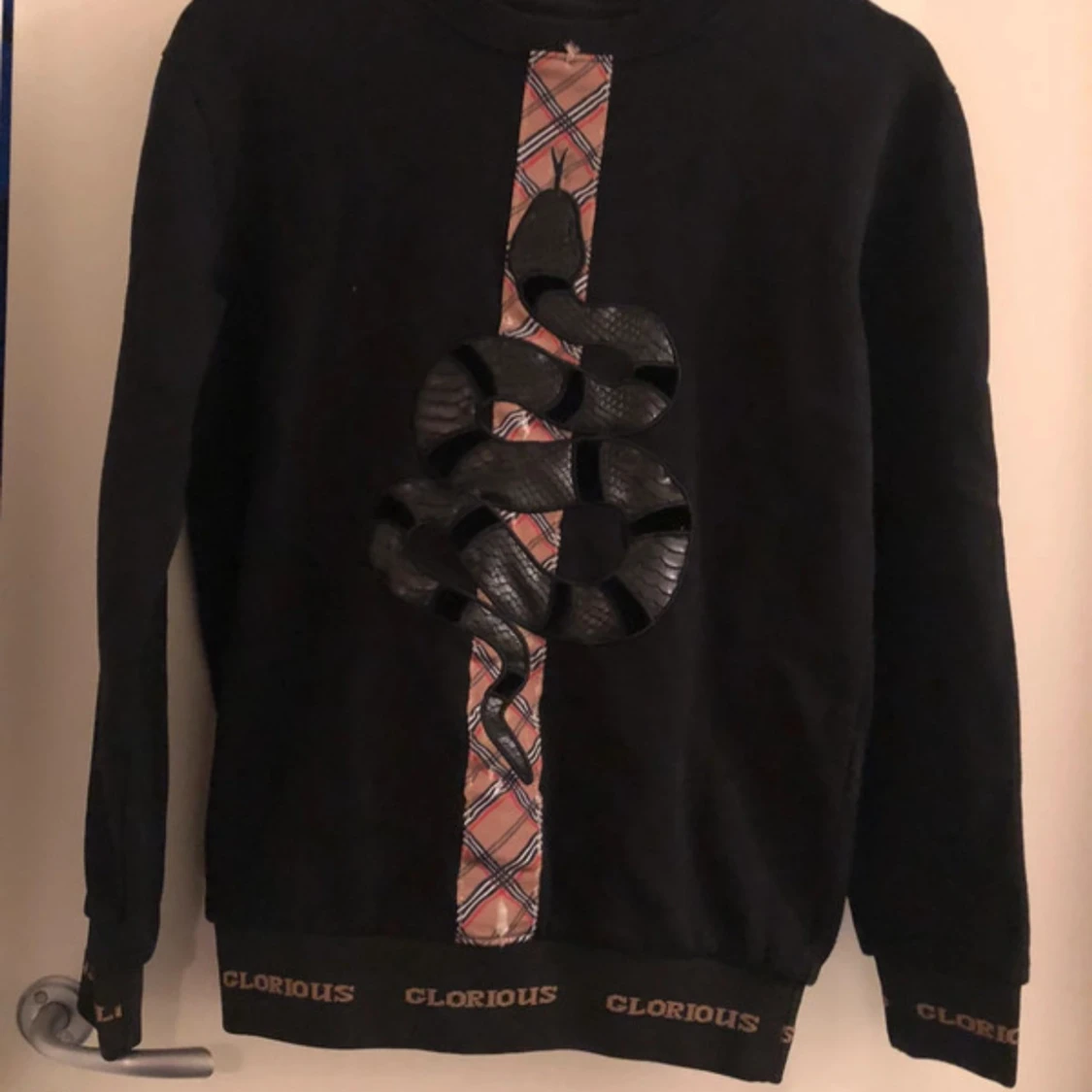 Svart sweatshirt Glorious med orm