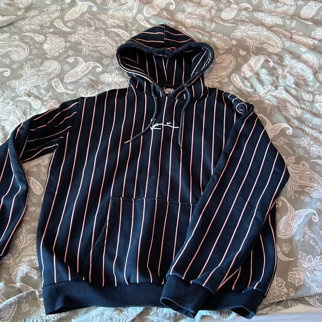 Randig hoodie från Karl Kani, marinblå