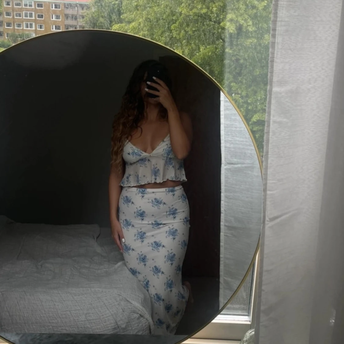 Vit långkjol och topp med blå blommor - 1