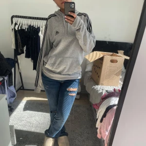 Adidas hoodie - Adidas hoodie köpt på Stadium för några år sen. Säljer pga att den inte kommer till användning. Tröjan är i bra skick men har en liten markering av en grön tuschpenna på änden av ena armen, men det är absolut inget som syns. Det är i herrmodell men passar också kvinnor. Kontakta mig vid frågor💕😊