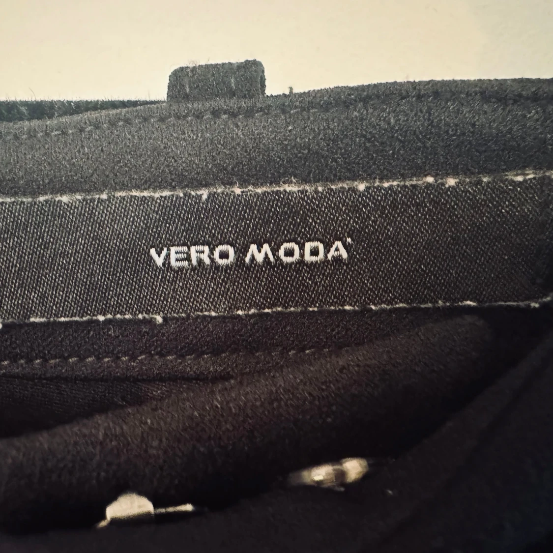 Svarta kostymbyxor från Vero Moda - 3