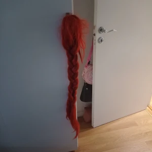 Röd ponytail clip - Säljer en lång röd tjock fläta! Den användes till kyoko, och kan användas till andra karaktärer också! Kan diskutera pris:)