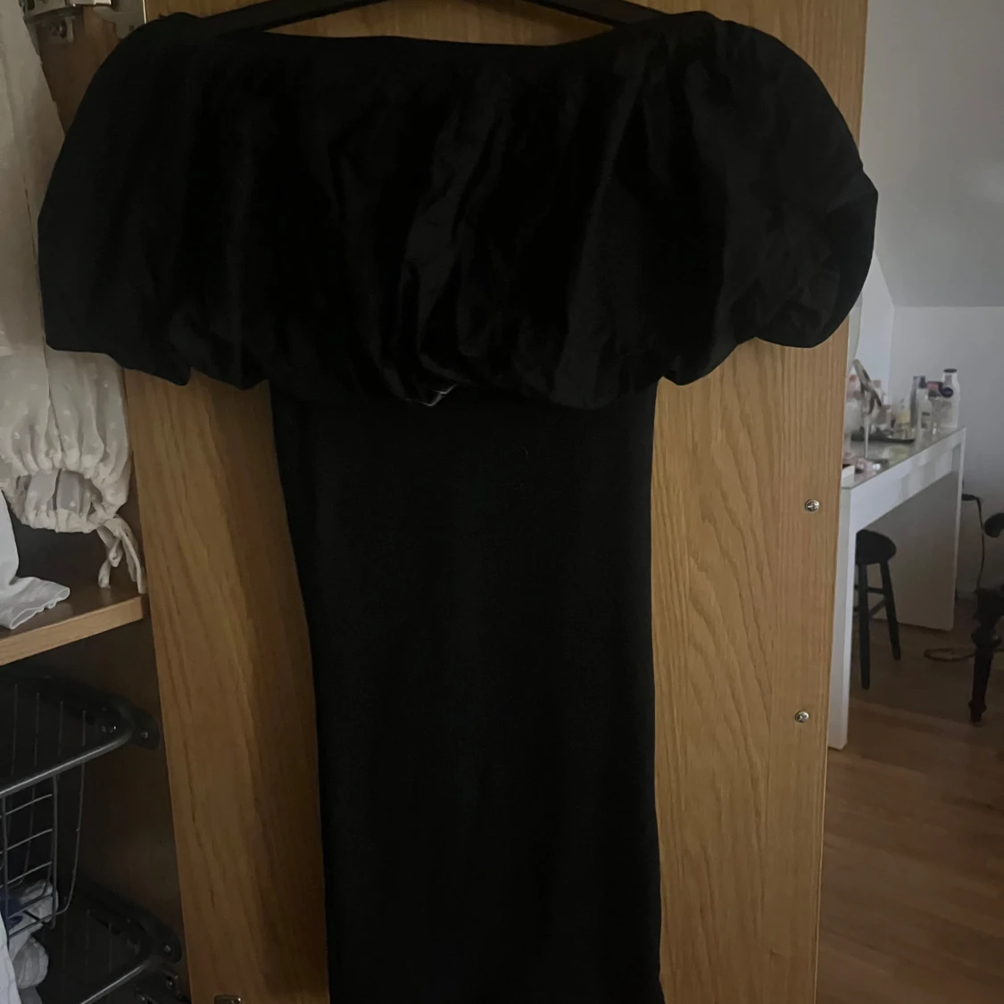 Svart offshoulder klänning från Zara