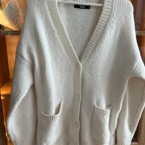 Oversize kofta - Jättefin oversize kofta, lite nopprig på vissa ställen men inget men tänker på eftersom den är ganska grovstickad🩷 storlek XS/S