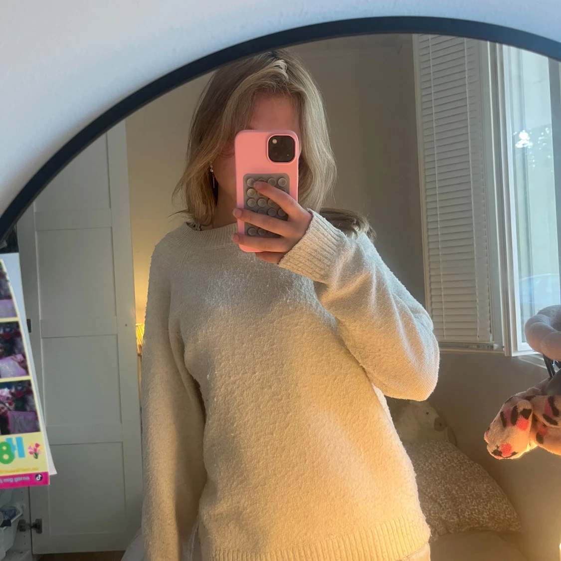 Beige stickad tröja med rund hals