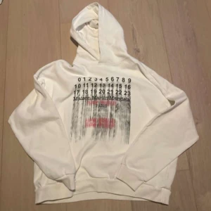 Maison Margiela  - Vit hoodie med snygg font från Maison Margiela. Hoodie är i storlek M. 