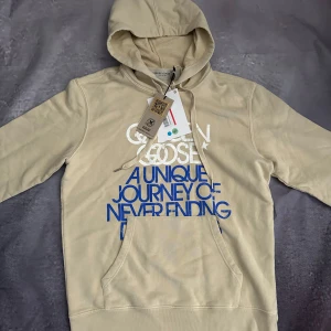 Helt ny Golden goose hoodie - Helt ny golden goose hoodie i perfekt skick. Storleken är Xs men passar mig som är 187 cm lång 73kg(sista bild), så skulle säga att den sitter som S om inte M. nypris på dessa ligger runt 6000kr, men vi säljer för endast 1999kr