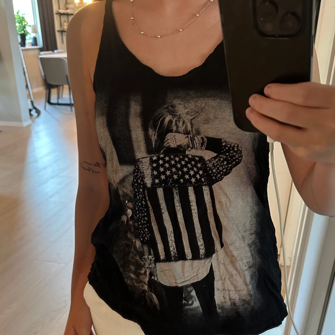 Svart linne med tryck