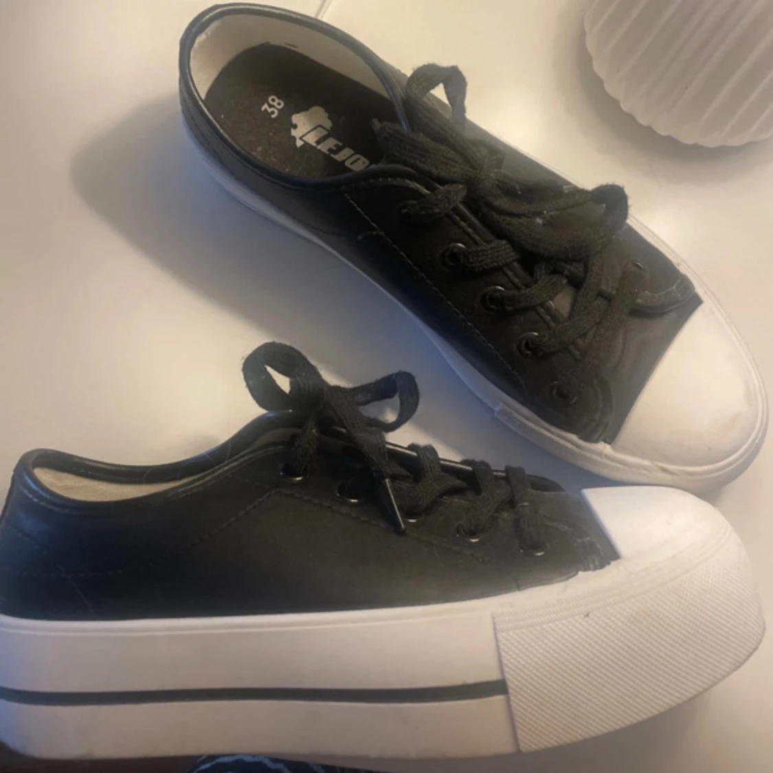Svarta sneakers från Lejon, strl 38 - 1