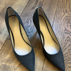 Guess klackskor - Snygga klackskor med spetsig framkant och glitter från Guess. Perfekta för en cool outfit! 🙏🏼🥹 Jättebra skick!