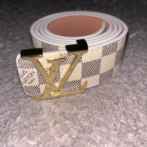 Lv bälte Guld & Vit - Helt ny, nål för extra hål ingår. 