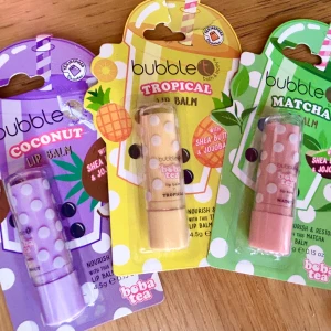 Bubble T lip balm set! - 3 stycken Bubble T lip balms ”Coconut”, ”Tropical” & ”Matcha”. 3 x 4,5 g. Plomberade.