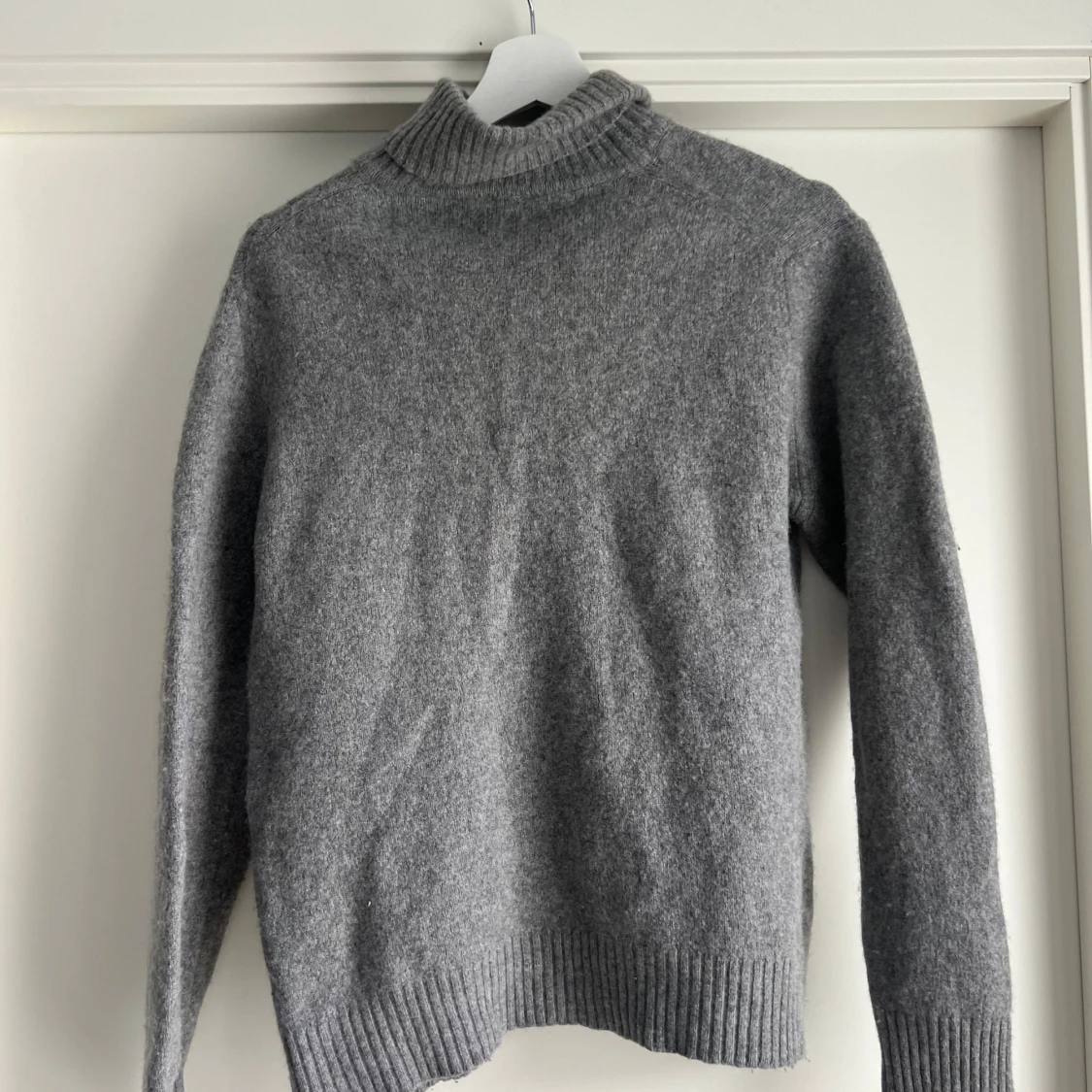 Grå polotröja i ull från Calvin Klein - 1