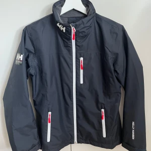 Helly Hansen jacka - Tjabba! Säljer nu denna Helly Hansen jacka | Storlek Medium (M) men liten i storleken | Hör av er vid frågor & funderingar