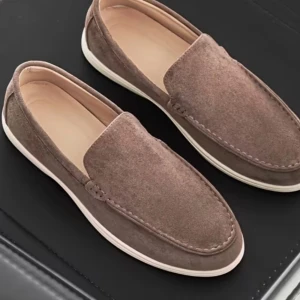 Bruna mockaloafers med vit sula - Snygga loafers i brun mocka med stilren design och vit platt sula. Skorna har rund tå och är perfekta för en avslappnad men ändå uppklädd look. Passar till både jeans och chinos för en trendig stil.