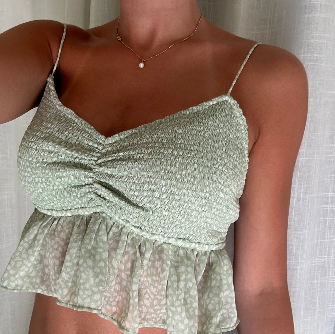 Mintgrön smockad linnetopp med volang