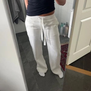 ALOBHA Linnebyxor - Säljer mina linnebyxor från Alobha i storlek XS. Använda fåtal gånger. Är handtvättade en gång men ser ingen skillnad i varken storlek eller utseende. Är lite smutsiga på insidan av ena benet, men syns inte på utsidan💕