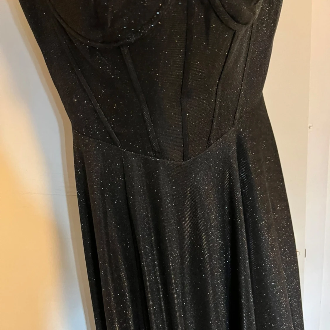 Svart glittrig balklänning från Dressroom linne - 1