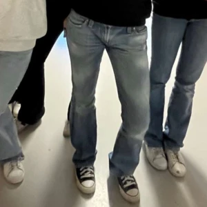 Ljusblåa bootcut jeans  - Skitsnygga lågmidjade bootcut jeans från Meltin in a Pot, W27 L32