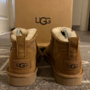 Uggs - Nya ljusbruna Uggs storlek 38, endast använda ett par väldigt få gånger. Säljer dem för att de aldrig kommer till användning💗Orginal pris 2000 kr