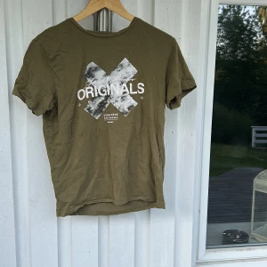 Stilren T-shirt ifrån Jack and Jones - Säljer denna stilrena T-shirten ifrån Jack and Jones. Den har inga defekter på sig. Priset står inte skrivet i sten!!