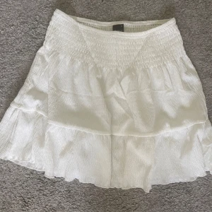 Vit kjol - Från Gina tricot aldrig använd. 
