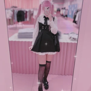 Honey pepper IX AMU klänning + rosett  - Jirai kei Klänning från det amerikanska märket honey pepper IX. Säljer dånden inte riktigt passar mig, skulle sitta bättre på någon under 170cm 💞 instead strl S, bifogar size chart i bilderna!