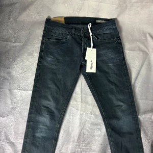 Dondup George jeans - Dondup George jeans storlek 31. Jeansen är i fint skick och använda fåtal gånger. | för att köpa, klicka ”köp nu”.
