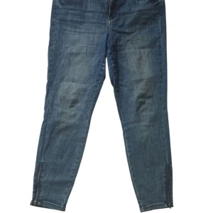 Blå jeans med dragkedjor från H&M - Snygga blå jeans från H&M med dragkedjor vid bensluten för en cool detalj. Jeansen har klassisk femficksdesign och är tillverkade i denim. Passar perfekt till sneakers eller boots för en avslappnad look.