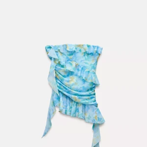 Jätte snygg bandeau topp - Skit snygg bandeau topp från Zara som tyvärr är för liten för mej. Perfekt om man är utomlands eller ska på fest!! Aldrig använd utan bara testat den🩵🩵storlek s men passar mer som xs, lappen är kvar!